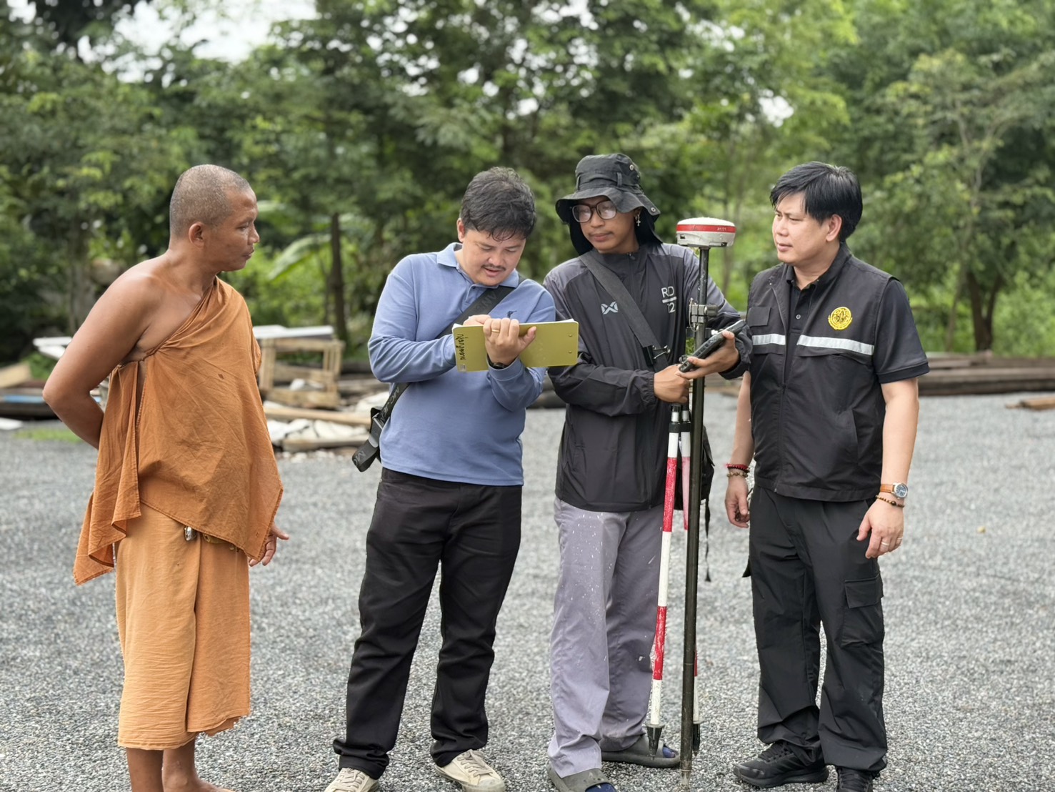 title - วันที่ 7 กรกฎาคม 2569 นายวิทูล ประดิษฐบุญ ปฏิรูปที่ดินจังหวัดปราจีนบุรี พร้อมด้วย เจ้าหน้าที่ ส.ป.ก.ปราจีนบุรี ลงพื้นที่ตรวจสอบ การขออนุญาตใช้วัดพุทธสถานทรัพยากรสวนป่านาดี